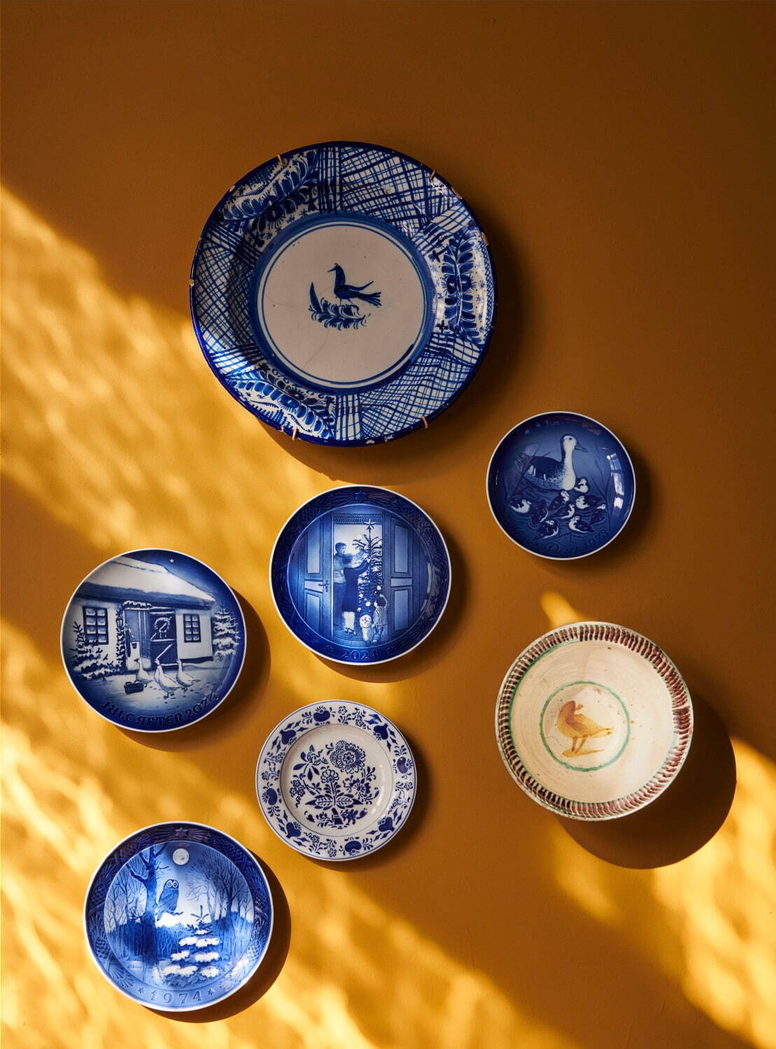 ロイヤル コペンハーゲンのクリスマス2023、サンタの磁器や楽器を持っ