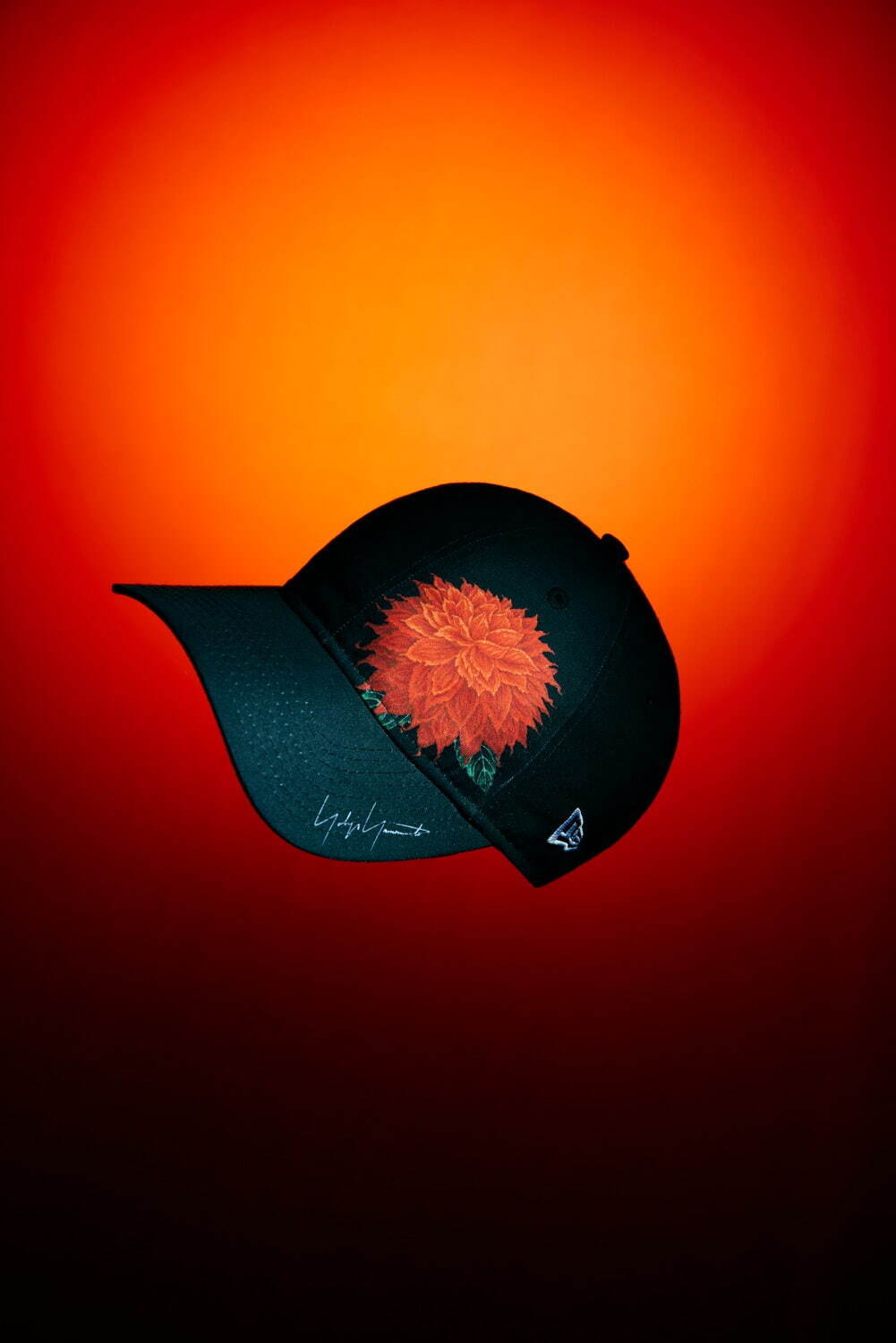 ヨウジヤマモト×ニューエラ、“ダリア”の花を飾った9THIRTYキャップ