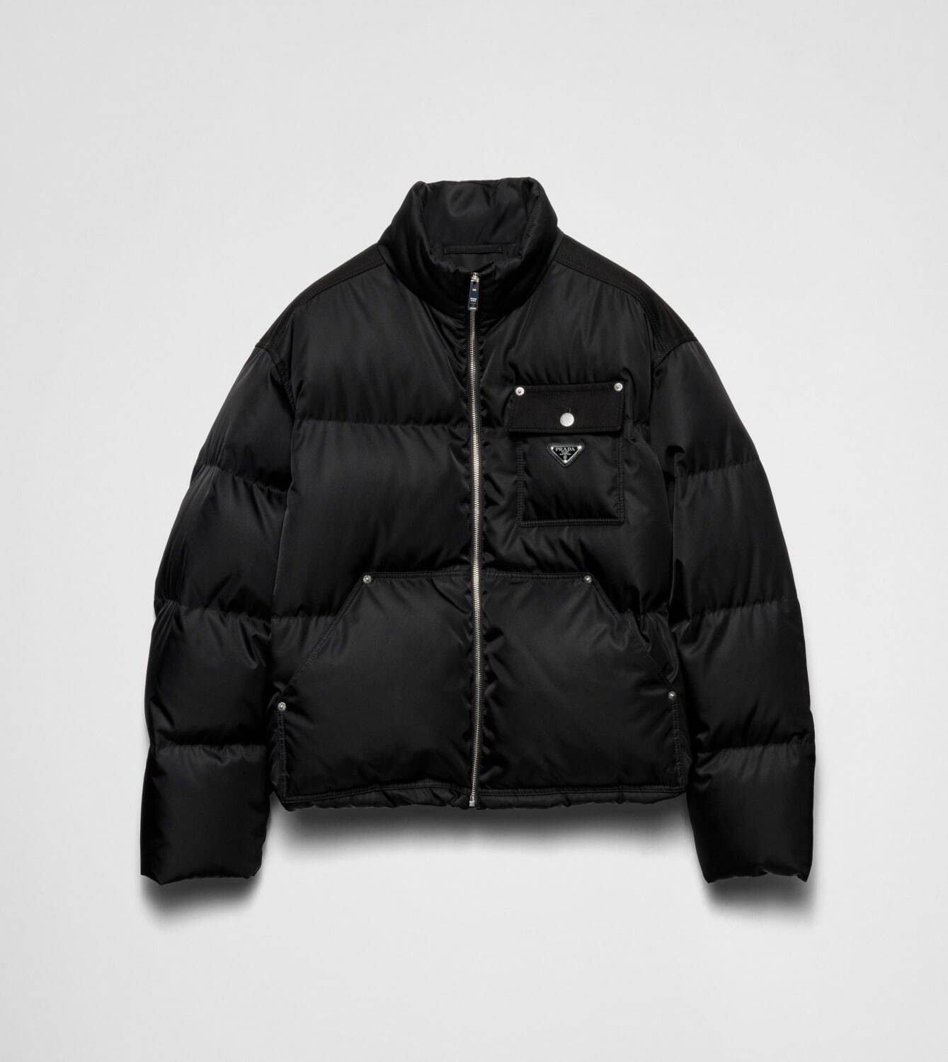 プラダ24年秋冬、ふんわりシアリングのハンドバッグやヴィンテージ加工