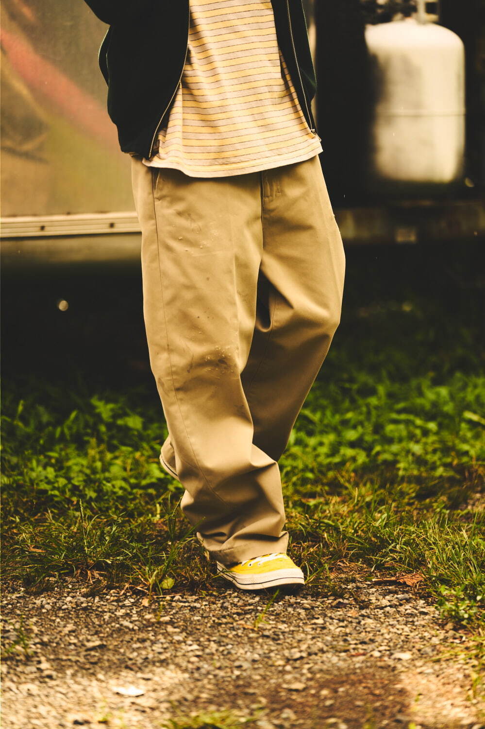 アンセルム×ウィズムのワイドチノパンツ、“フェード加工”施した