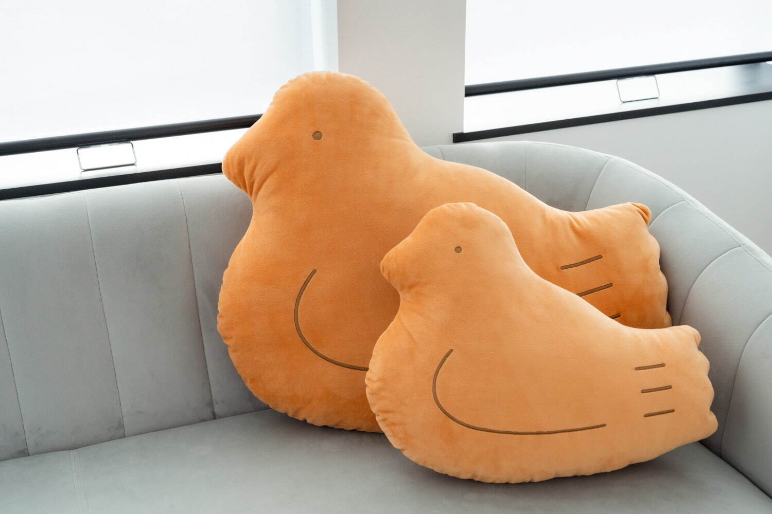 豊島屋「鳩サブレー」がふんわりクッションに、「鳩ッション」大小2