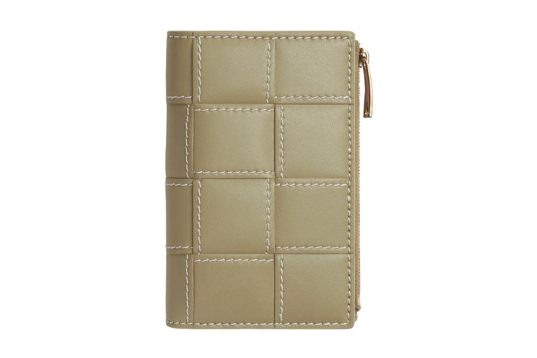 ボッテガ・ヴェネタ「カセット」24年秋冬、白ステッチを施した