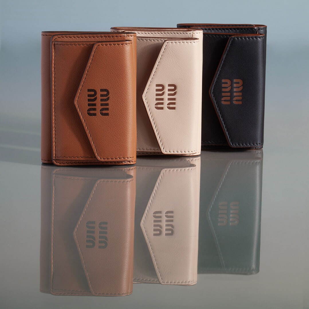 ミュウミュウ24年春夏“ステッチ×レザー”ウォレット＆メタルパーツ付き