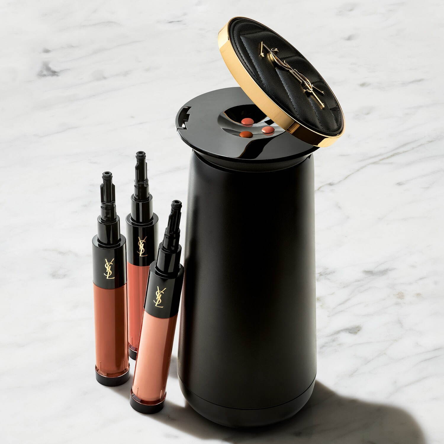 イヴ・サンローランのリップ作成デバイス、約9,000通りから好きな色を