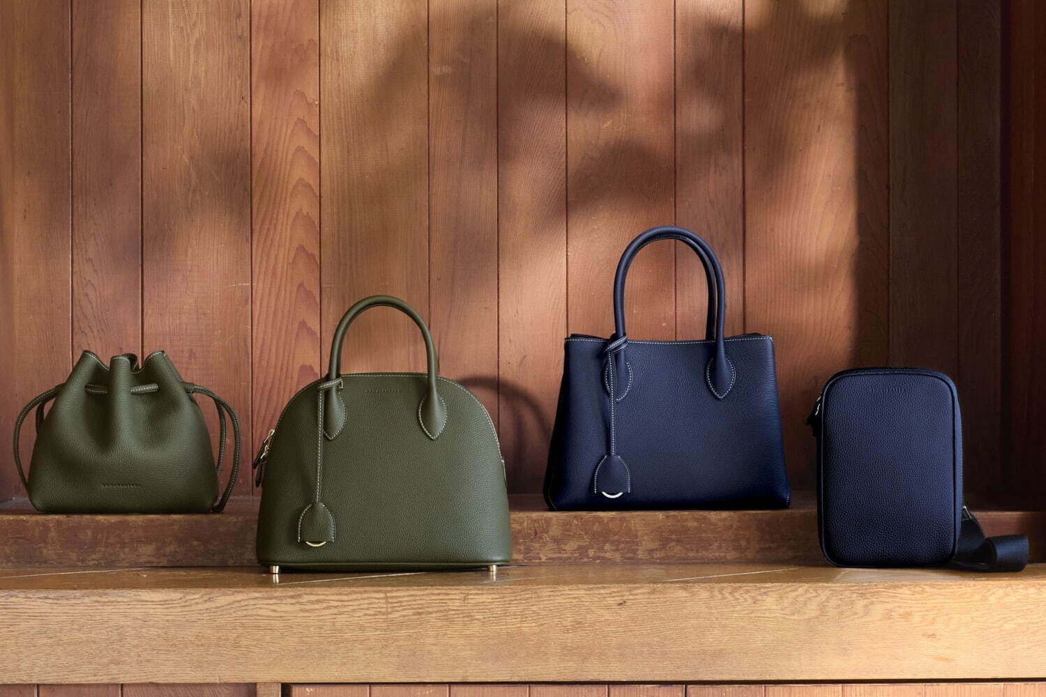 ボナベンチュラ“オリーブ＆ネイビー”の24年秋レザーグッズ、巾着型