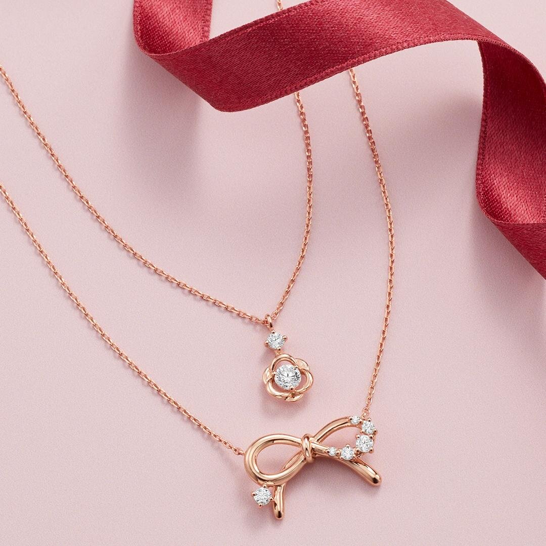 カナル 4℃の25年クリスマスジュエリー、“花型リボン”のネックレスや