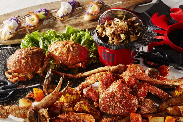 手づかみシーフード「ダンシングクラブ」のクリスマス、ツリーが浮かぶ