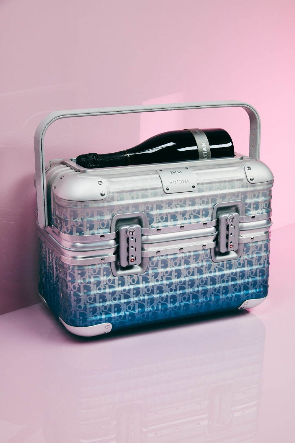 ディオール＆リモワ」“オブリーク”柄のスーツケースやクロスボディ