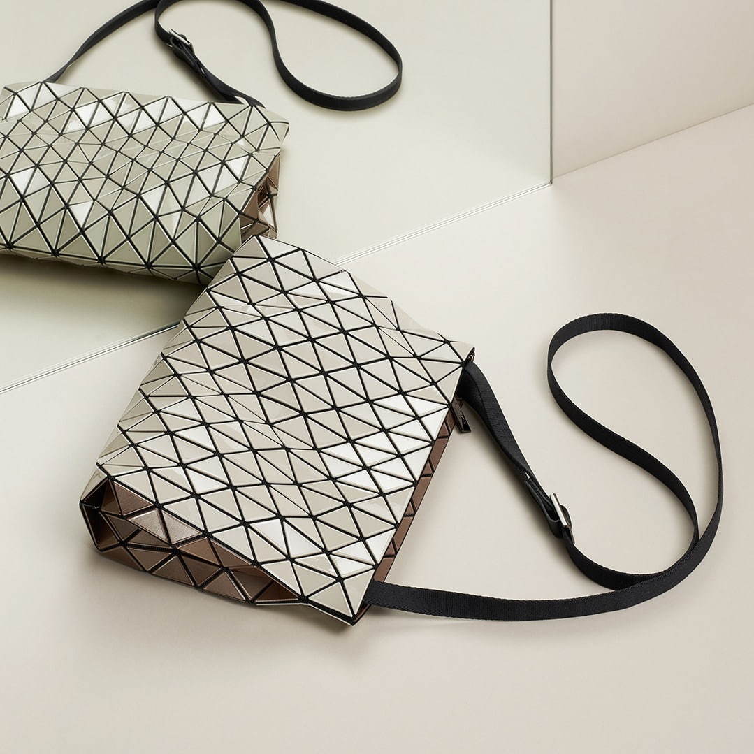 BAO BAO ISSEY MIYAKE“メタリックカラー”の新作バッグ、バイカラー