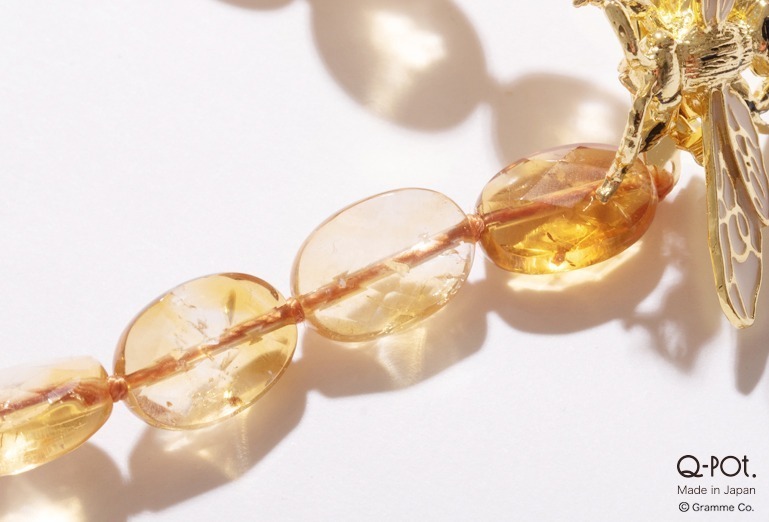 Q-pot.まるで“ハチミツ”天然石ジュエリー、女王蜂モチーフ付き1点物
