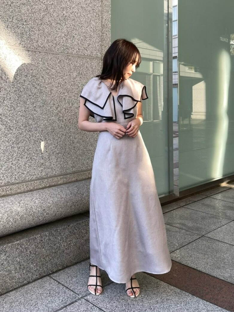 スナイデル2022年春「王道」フェミニンワンピース、透け感シフォンの