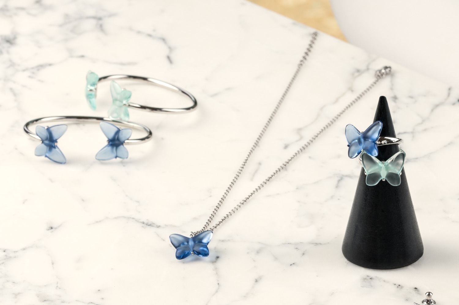 卓上芸術 ラリック 青ガラス彩色 パピヨン蝶オブジェ入手至難 精密