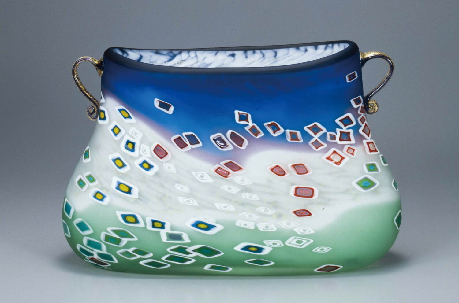 ガラス作家もの石井康治の凛とした中にも華やかさをひめたブルーが