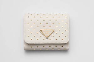 プラダ24年冬ウィメンズ財布、スタッズ散りばめたホワイトレザーの二