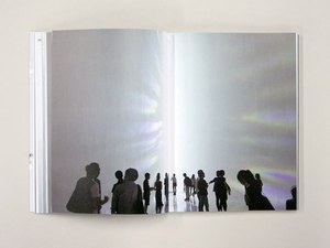 吉岡徳仁、初の本格作品集『クリスタライズ』発売 - 川内倫子による