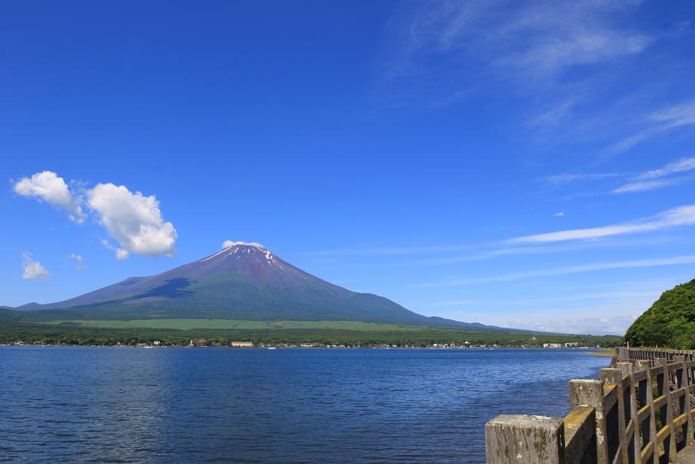 冠雪の富士山と快晴の空のイメージ、富士山曼荼羅の中の一点。 冠雪の