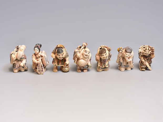 根付(netsuke) 扇形の七福神の絵柄の根付江戸時代