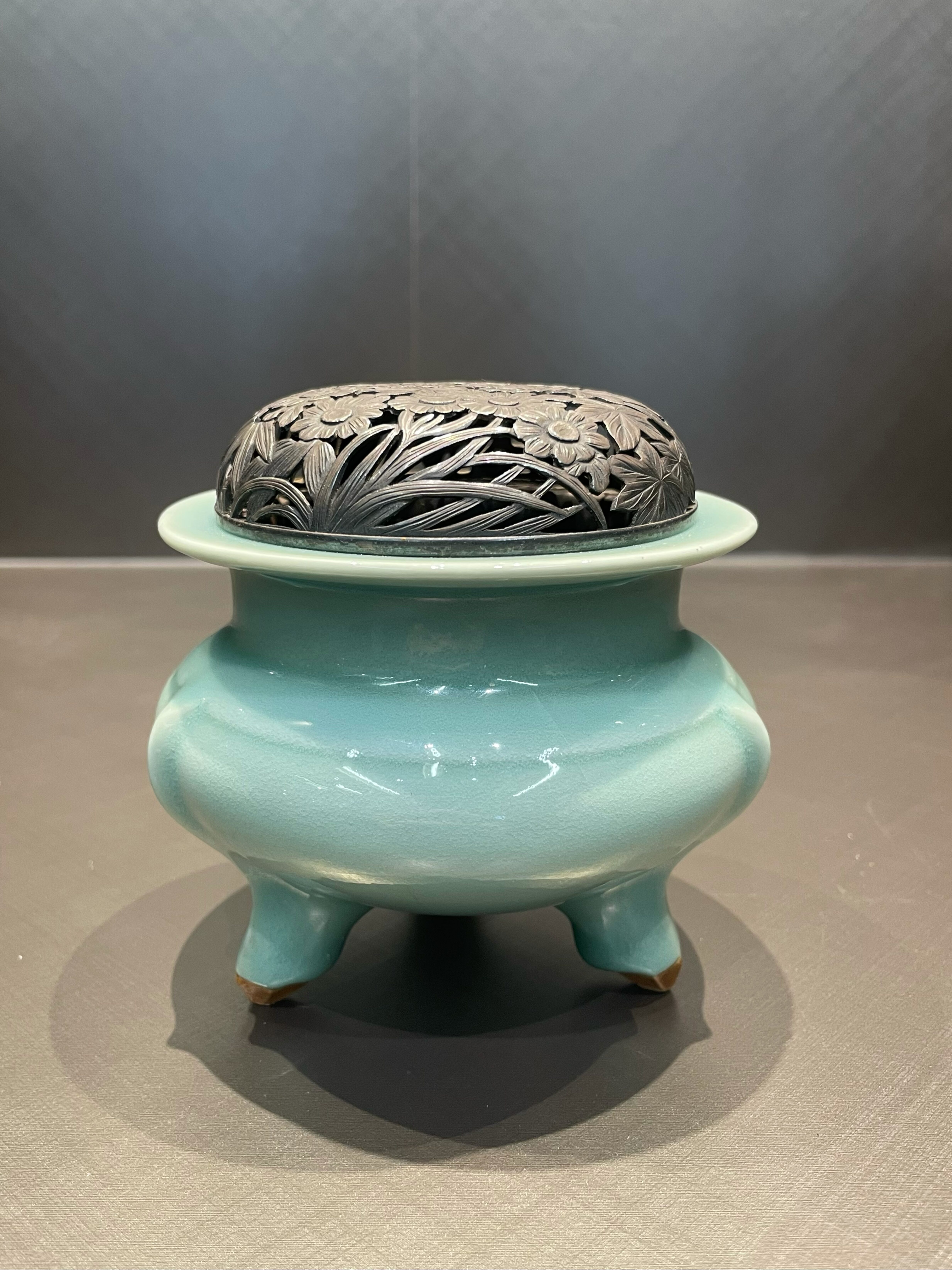 鍋島焼 香炉 青白磁牡丹唐草彫り 伊万里焼窯元 大秀窯 大串秀