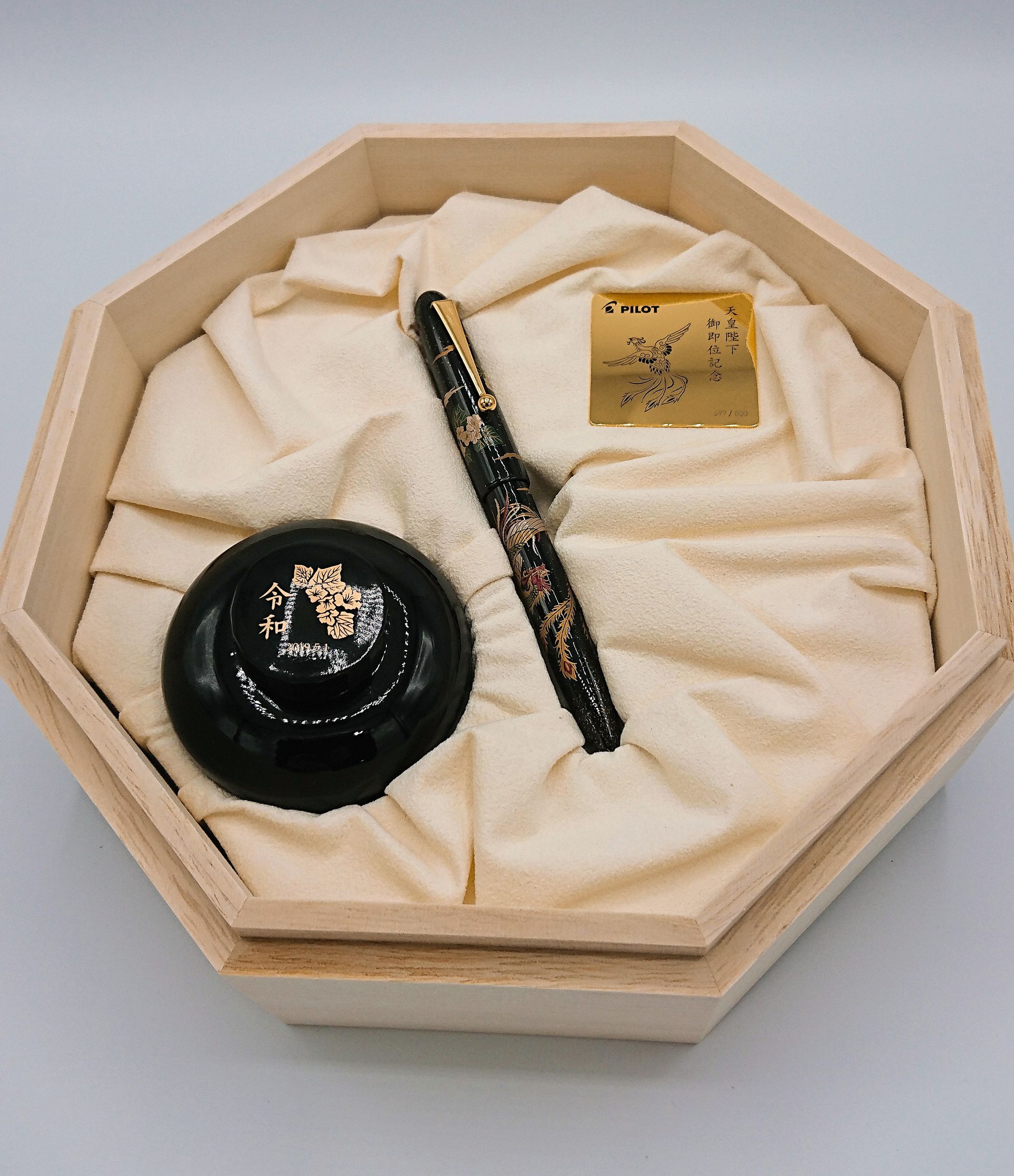 完売】 【大泉店】 世界限定800本！PILOT 天皇即位記念蒔絵万年筆
