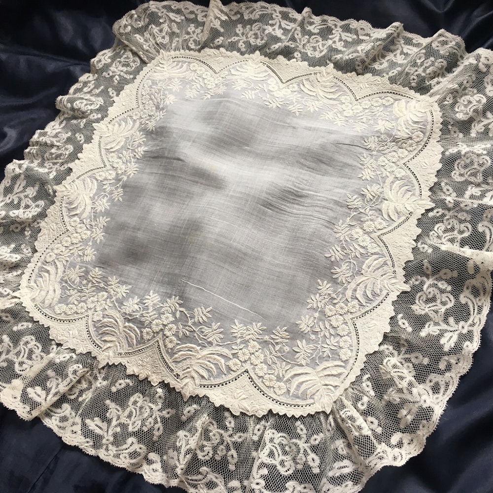 フランスアンティーク手刺繍と手編みレースのウェディングハンカチ