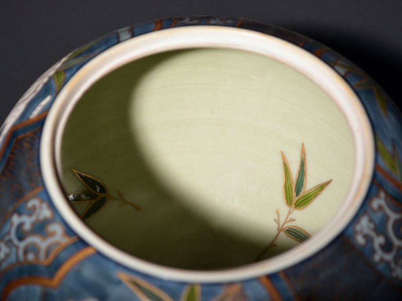 献上手古伊万里焼】大香炉 染錦本金白虎図