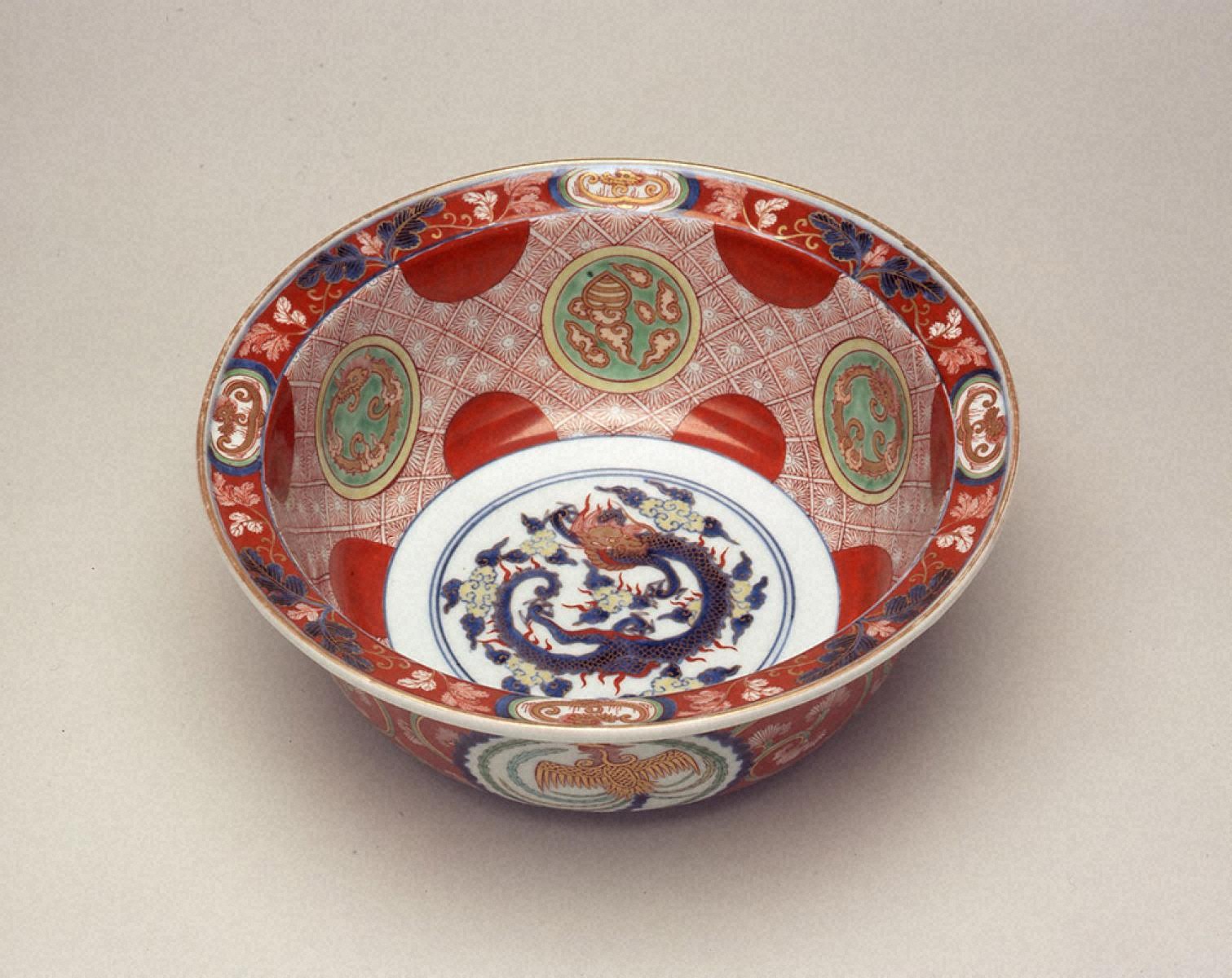 伊万里焼 赤絵金彩 獅子文 丸形三足香炉 透かし火屋付 時代