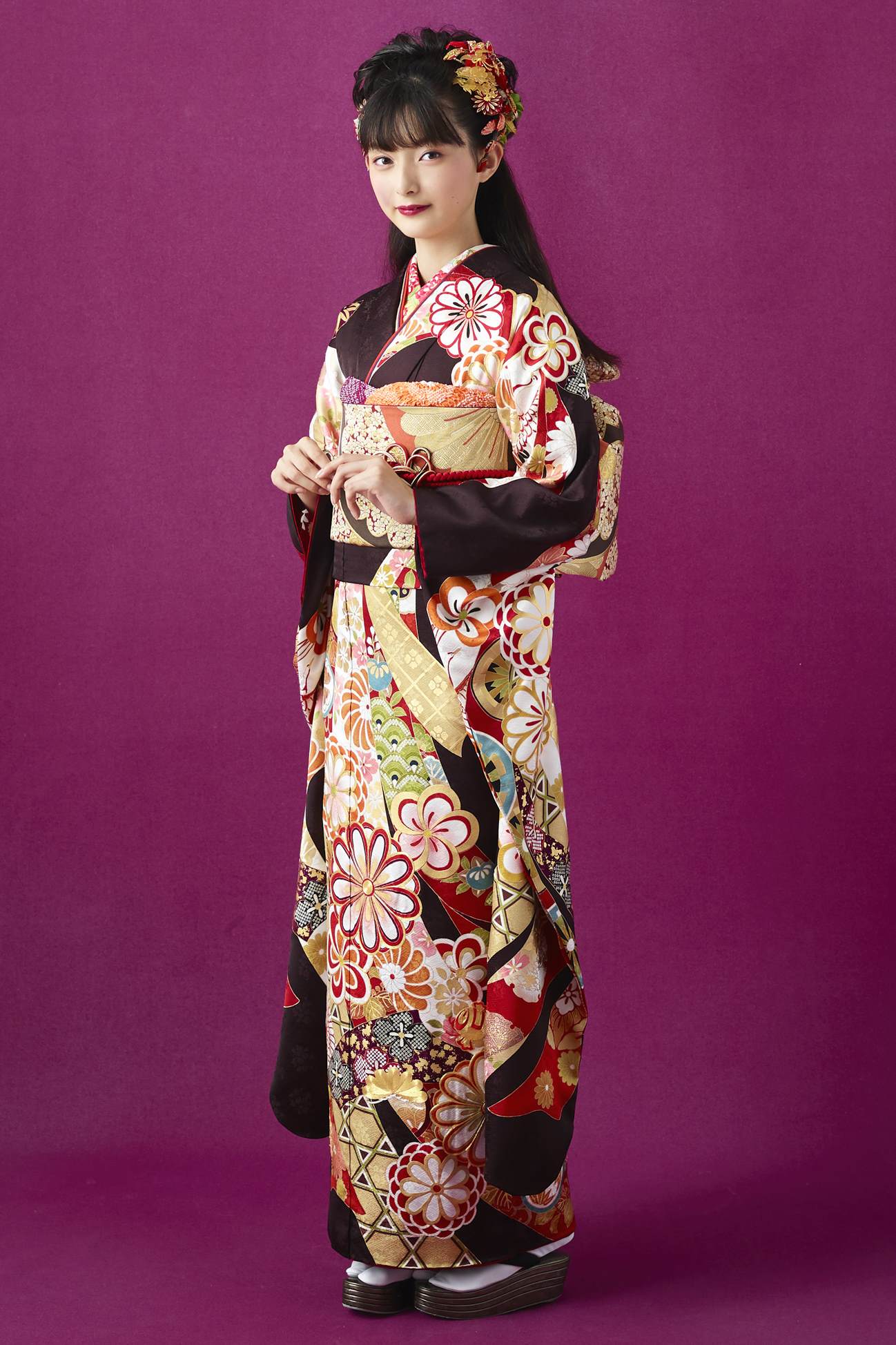 振袖ひいな｜こげ茶地に金彩の熨斗柄がのびやかなクラシック成人式コーデ