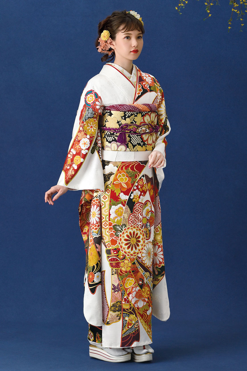 振袖ひいな 伝統美が光る白地に豪華な熨斗柄の古典振袖｜金駒刺繍が華やか