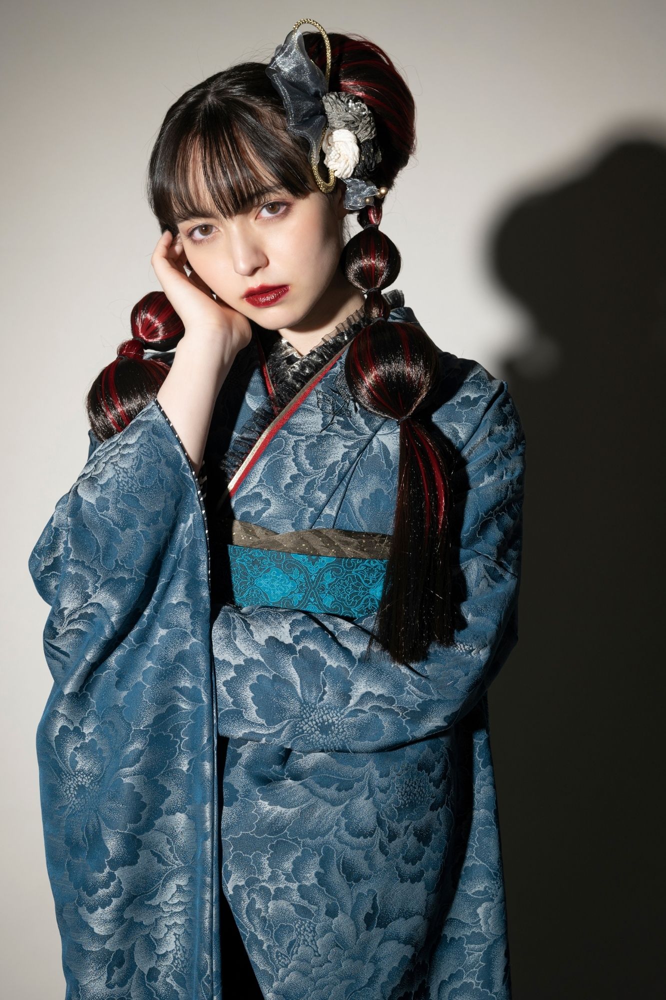 デニム風の妖艶振袖で魅せるモードで重厚な成人式コーデ｜ブルー