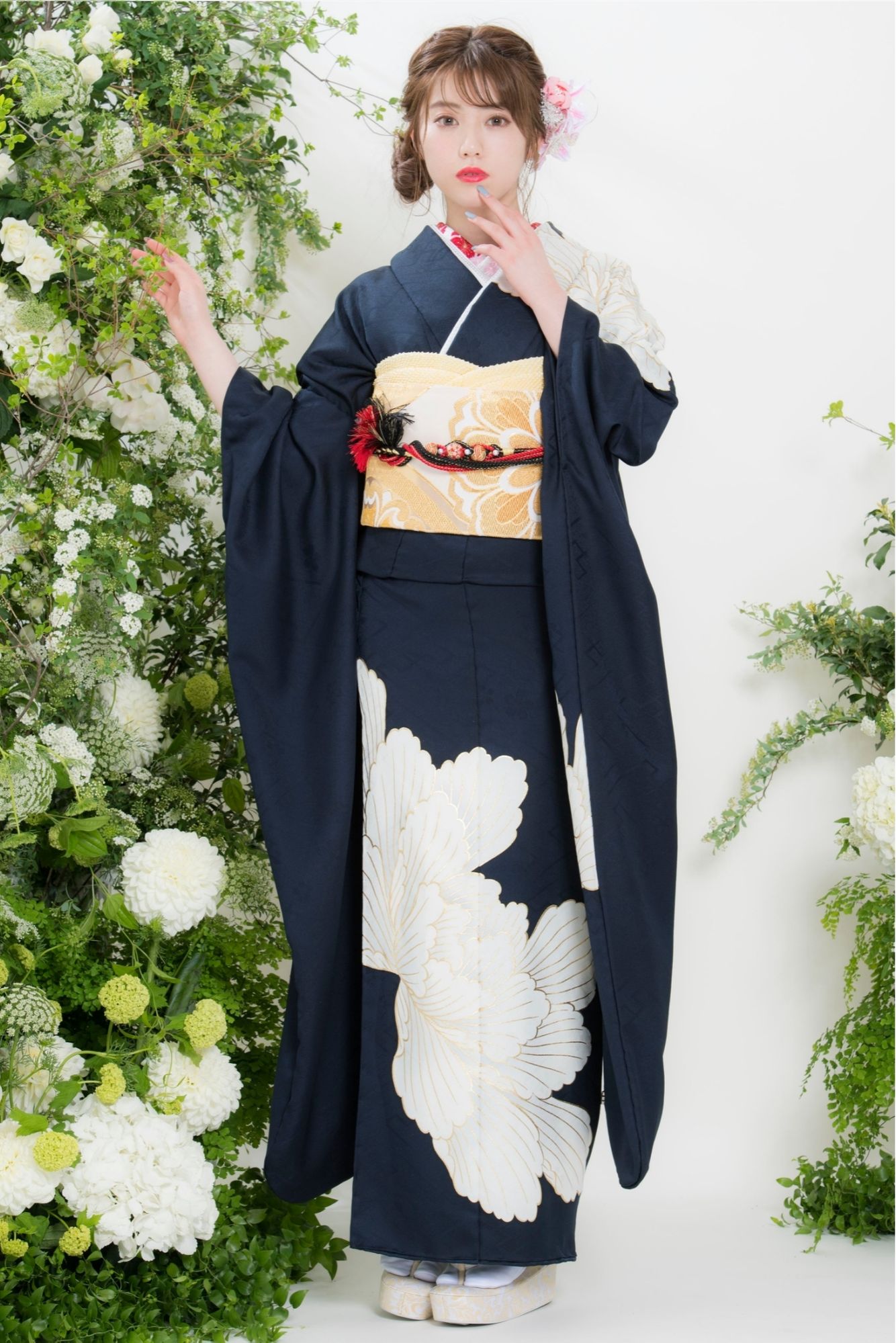 濃紺地に大輪の白牡丹が映える上品モダン振袖｜赤小物と金帯ですっきり