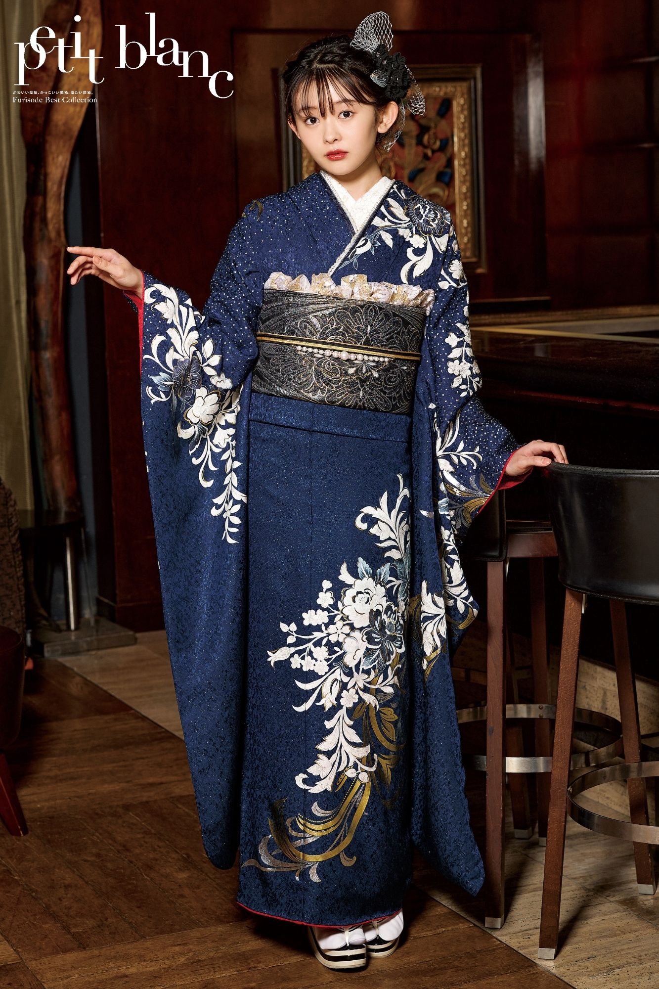 デニム風の妖艶振袖で魅せるモードで重厚な成人式コーデ｜ブルー