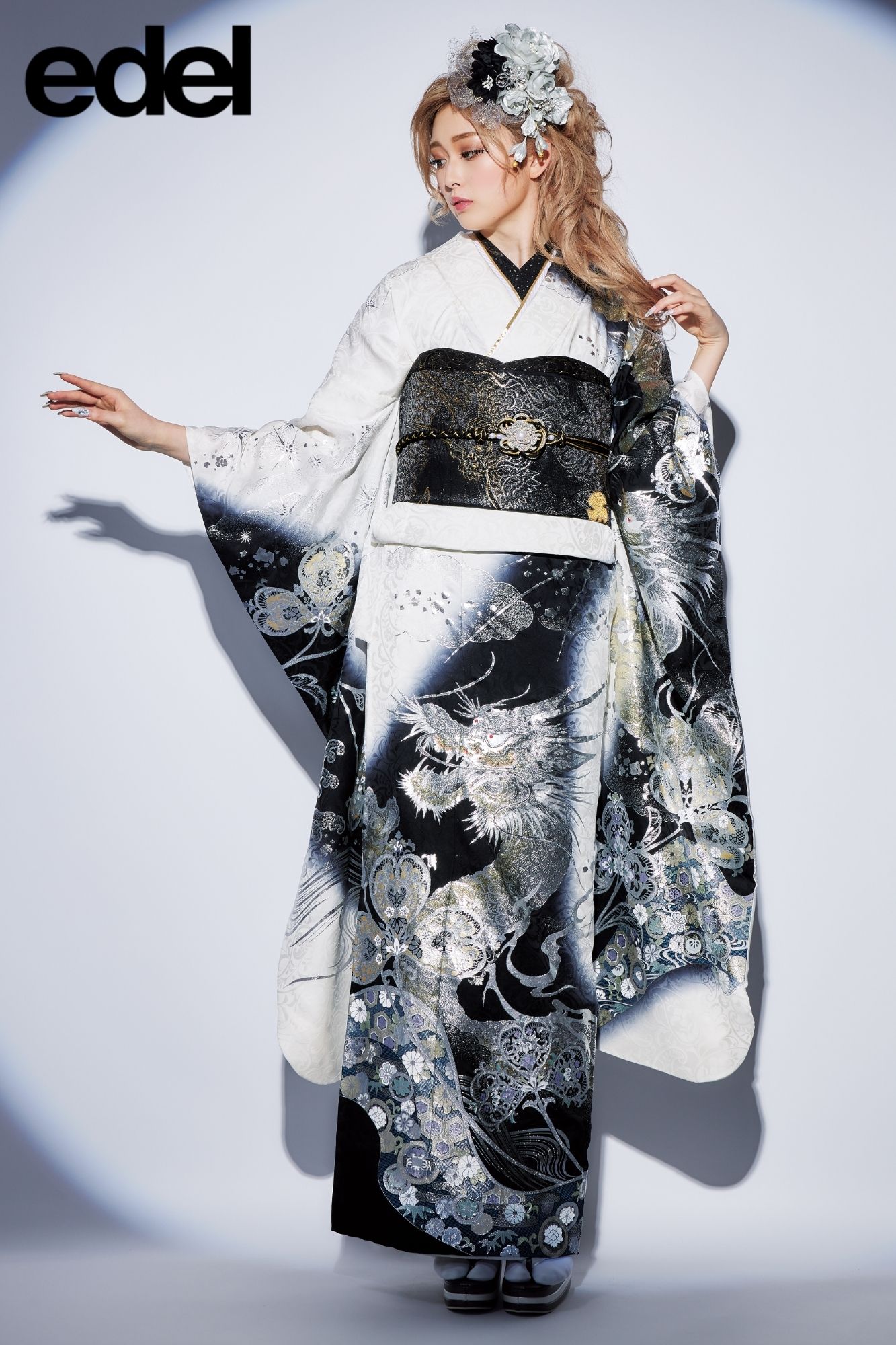 白地に黒のゴージャス薔薇の振袖フルセット 白地に黒金の大胆