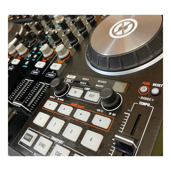 中古品】NATIVE INSTRUMENTSのPCDJコントローラー、TRAKTOR KONTROL