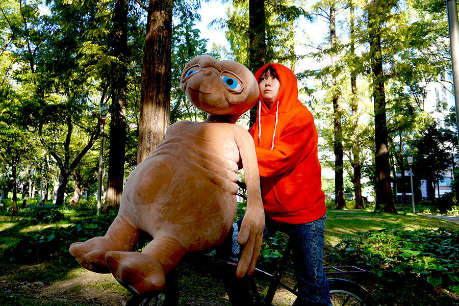 USJの「E.T.」ぬいぐるみ、想像以上のデカさに通行人も驚き