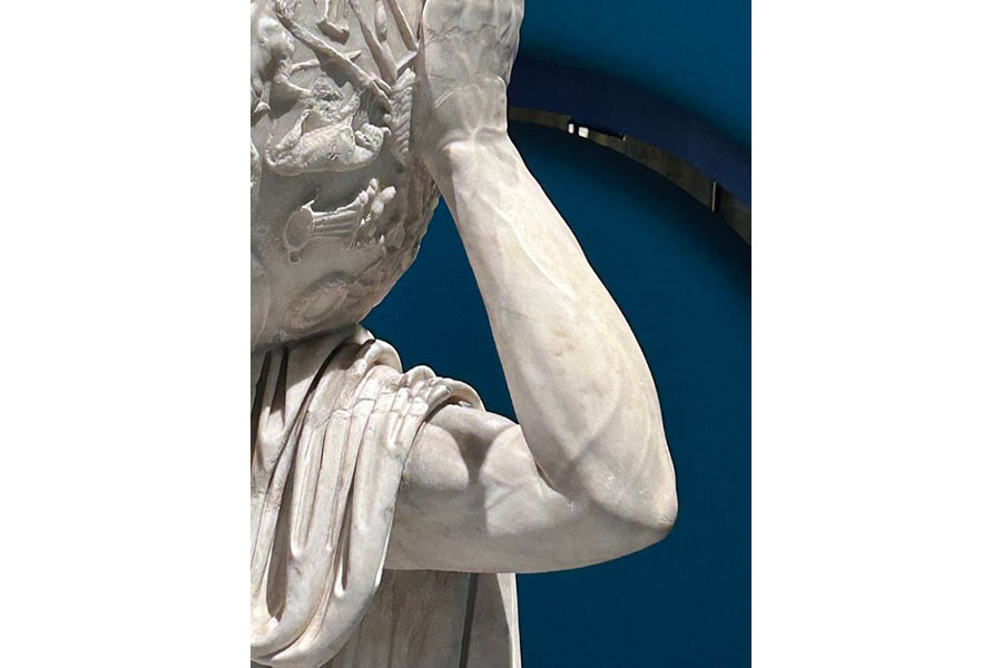 モダンアート 男性彫刻 球体の上に座る モダンアート 男性彫刻 球体の