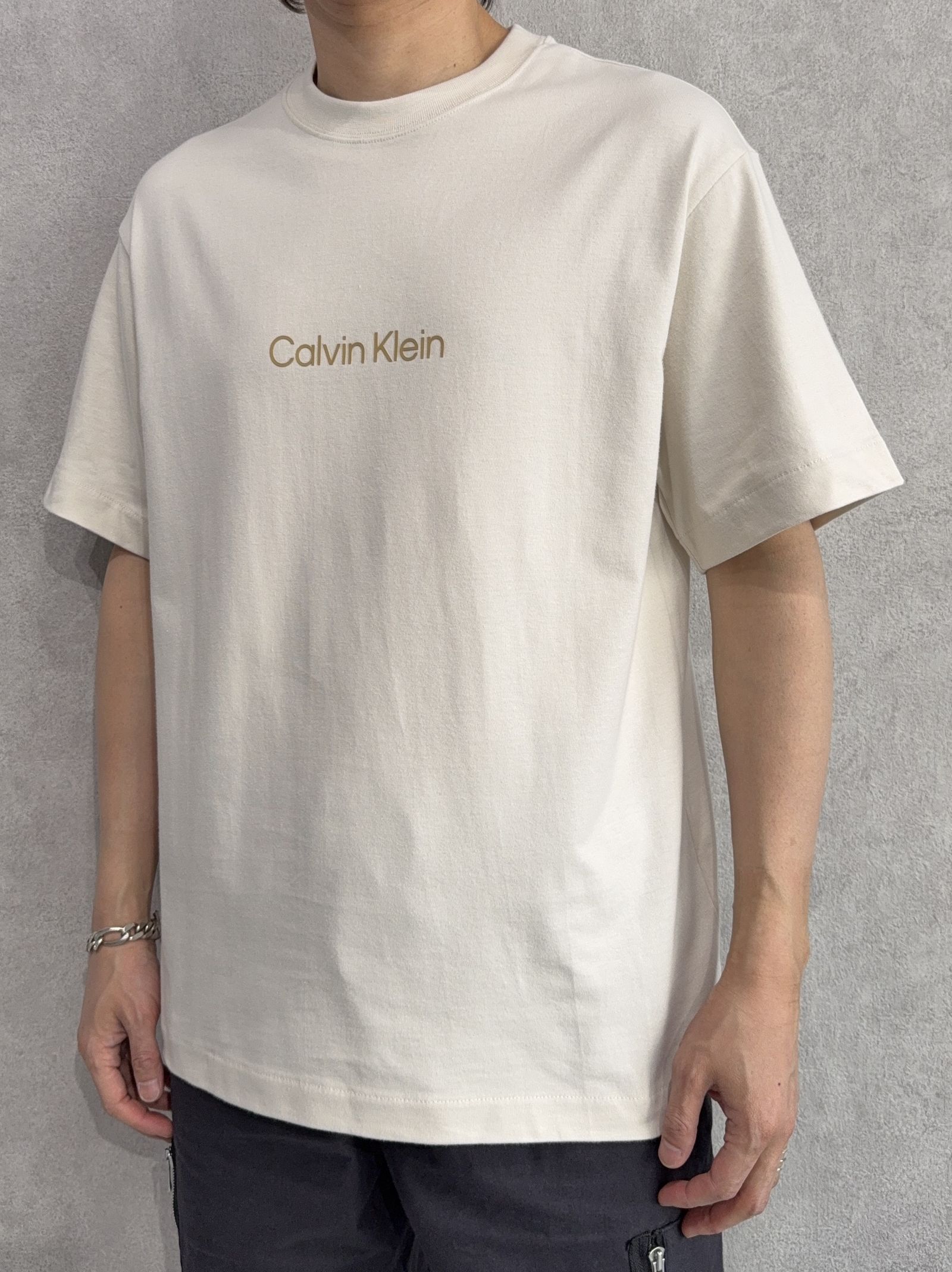 Calvin Klein - スタンダードロゴ リラックスクルーネックTシャツ