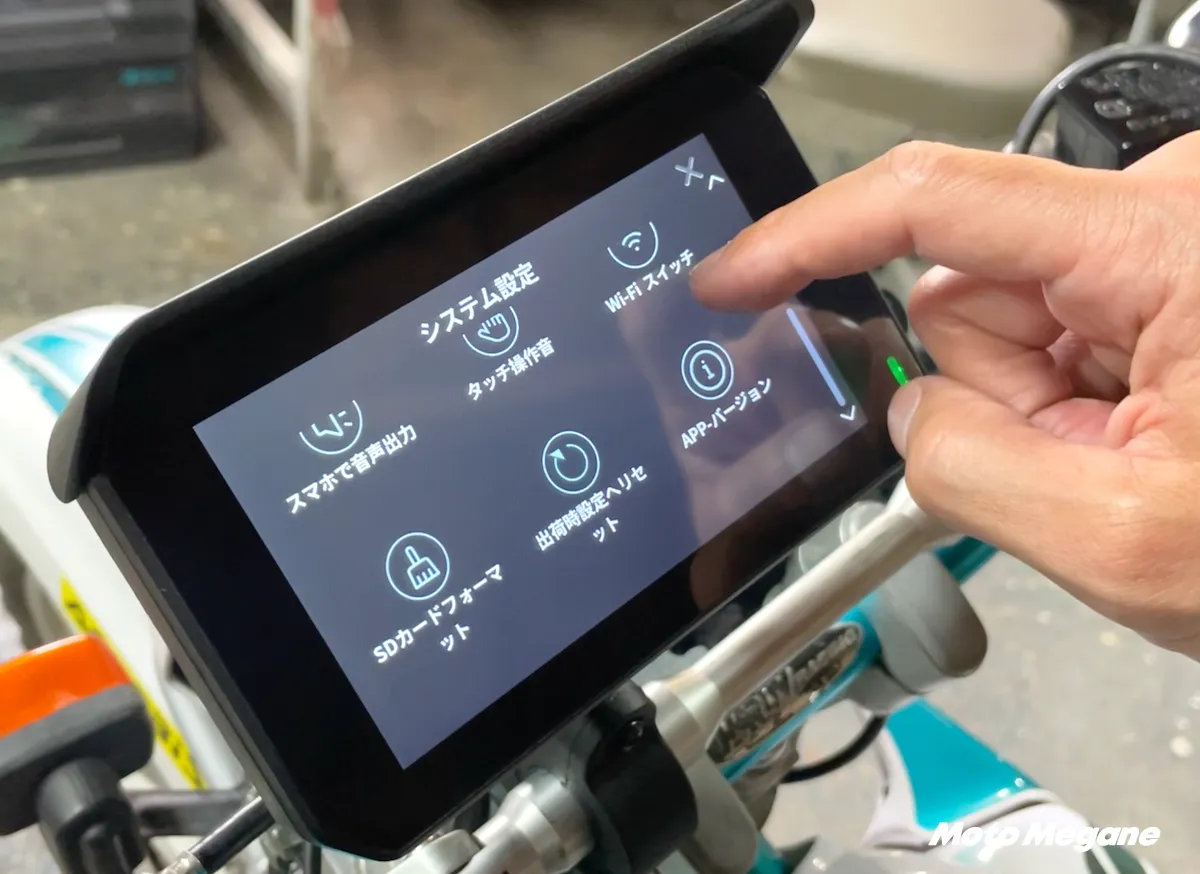 バイク業界はスマートモニター戦国時代に。全部入りで3万円弱の新勢力