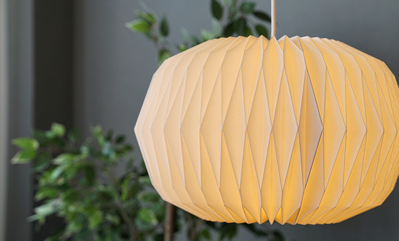 月」を意味をするモーネ。コクーン=繭のような楕円形の柔らかフォルム