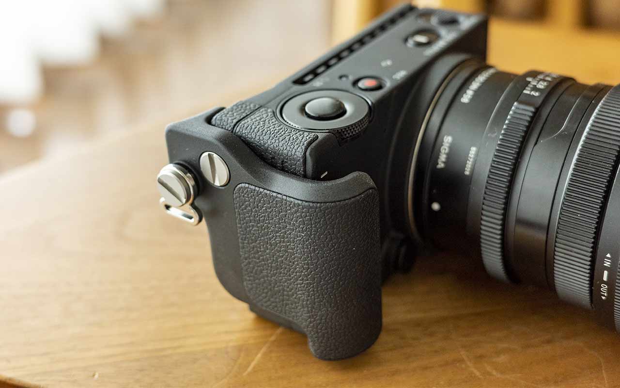 SIGMA fpボディ（HAND GRIP HG-11付き）