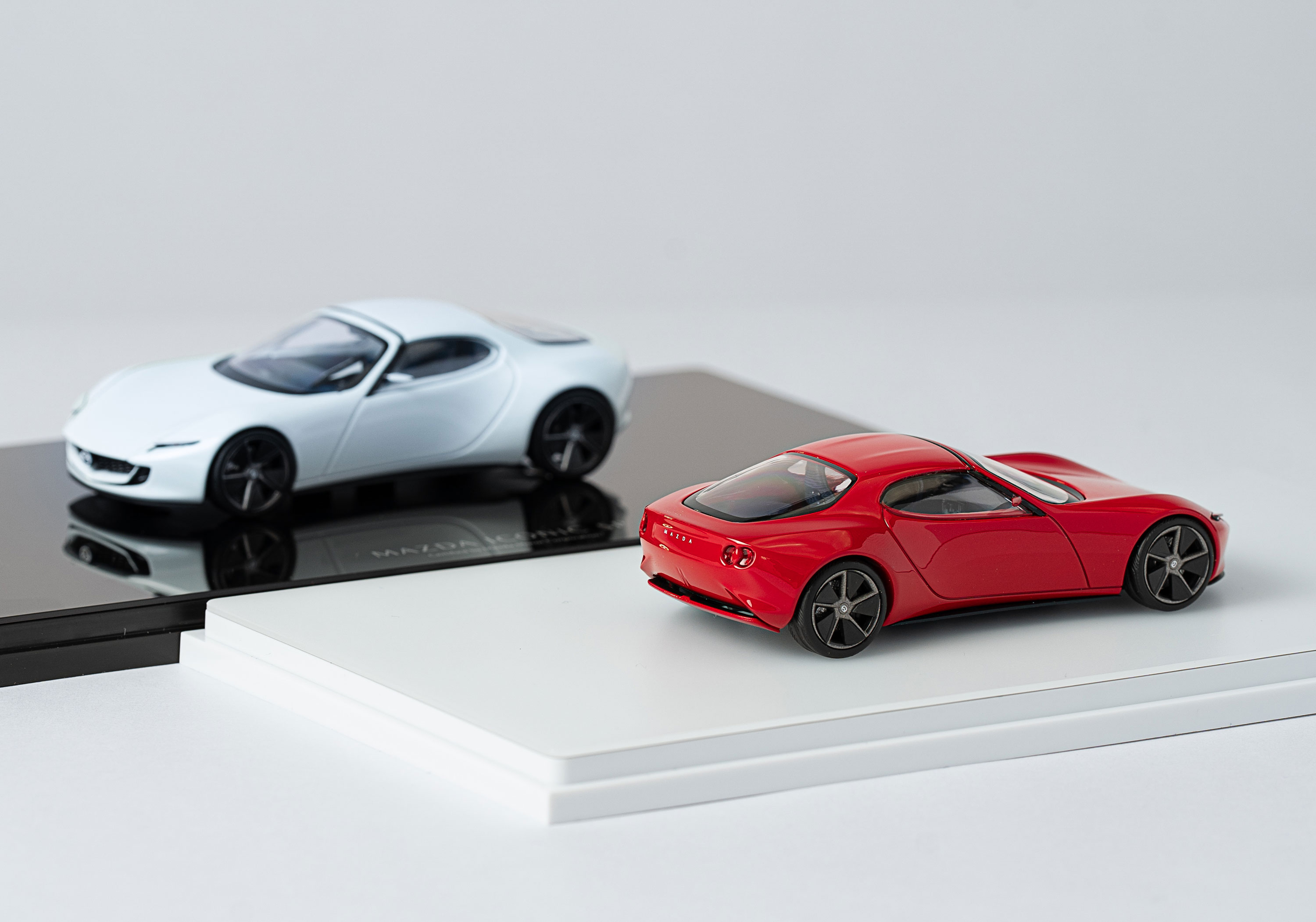 MAZDA ICONIC SP 1:43 Red&White Set