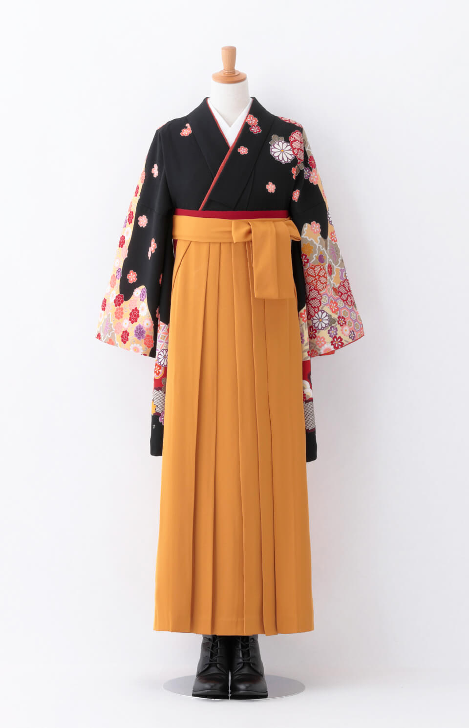 着物〉黒色 匹田菊模様着物 〈袴〉からし色（さび朱） 無地袴 【T144