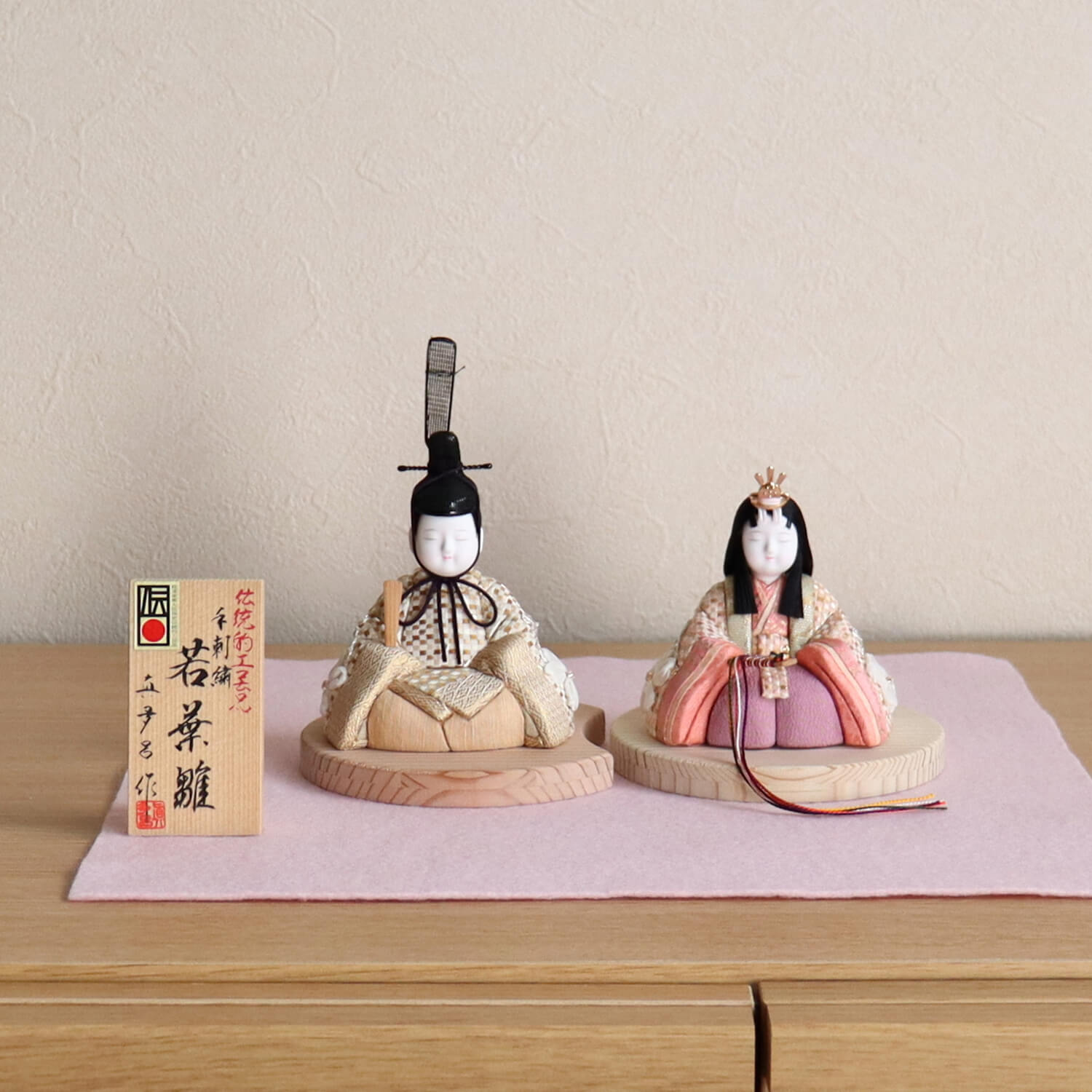 三世・金林真多呂作 正絹 本手刺繍 若葉雛 伝統的工芸品 国産杉製月飾