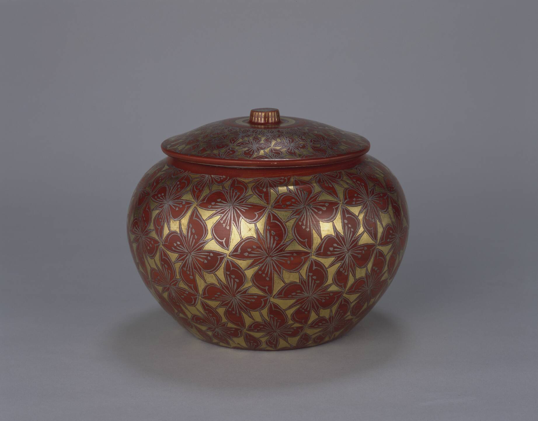色絵金銀彩四弁花模様蓋付飾壺 – 兵庫陶芸美術館 収蔵品データベース