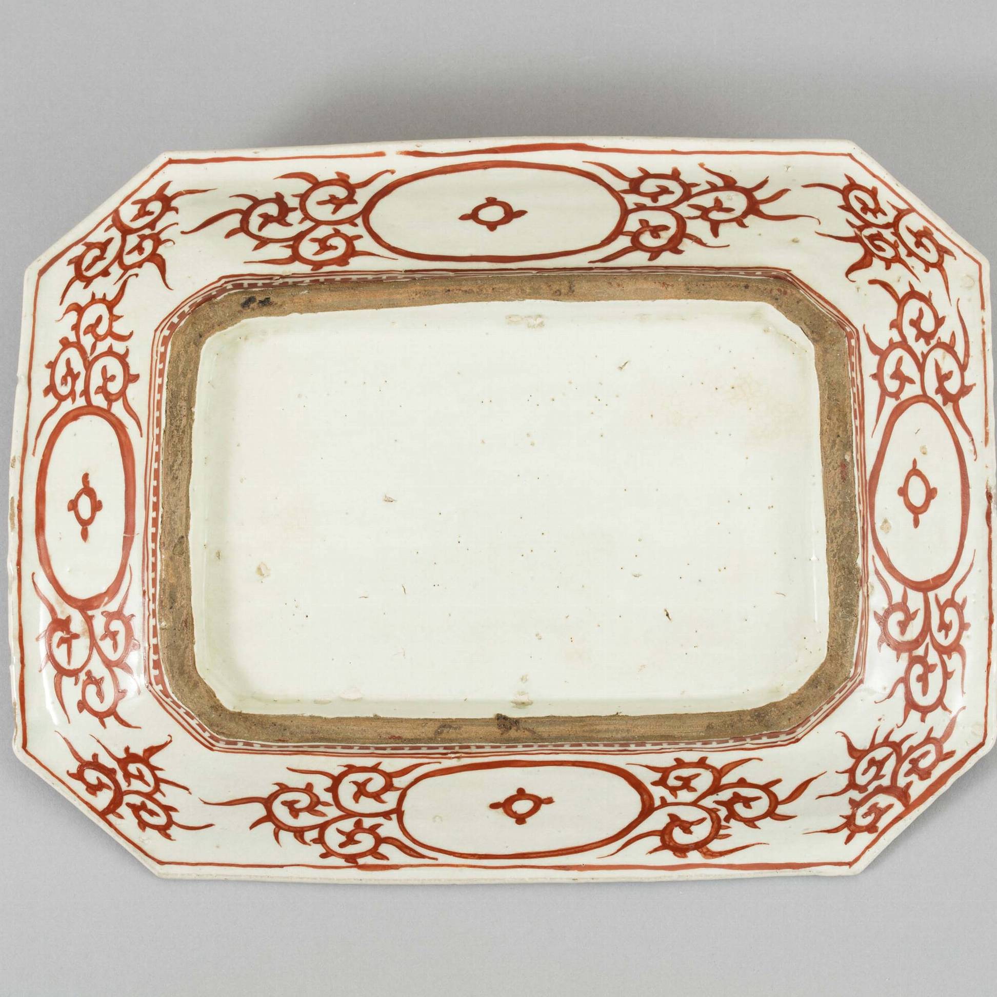 赤絵金彩唐人物図角皿 – 兵庫陶芸美術館 収蔵品データベース