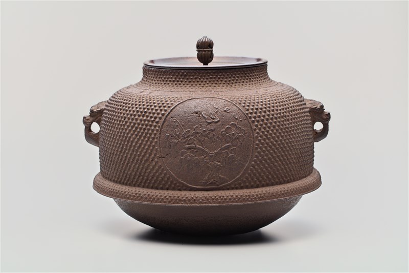 霰地円窓梅竹図真形釜 - MIHO MUSEUM