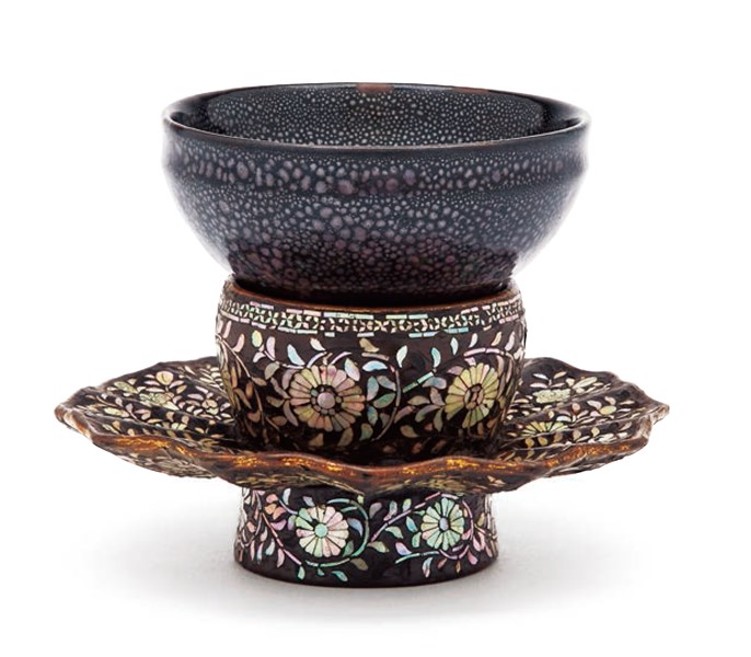 油滴天目 附 螺鈿唐草文天目台（天字印・分銅形印） - MIHO MUSEUM