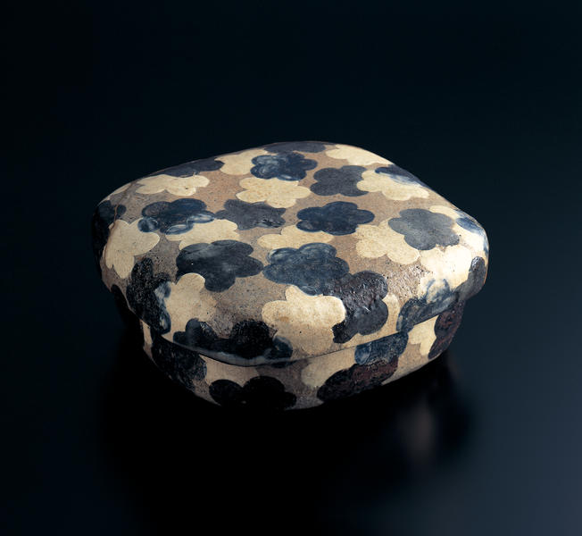 乾山銹絵染付梅波文蓋物 - MIHO MUSEUM