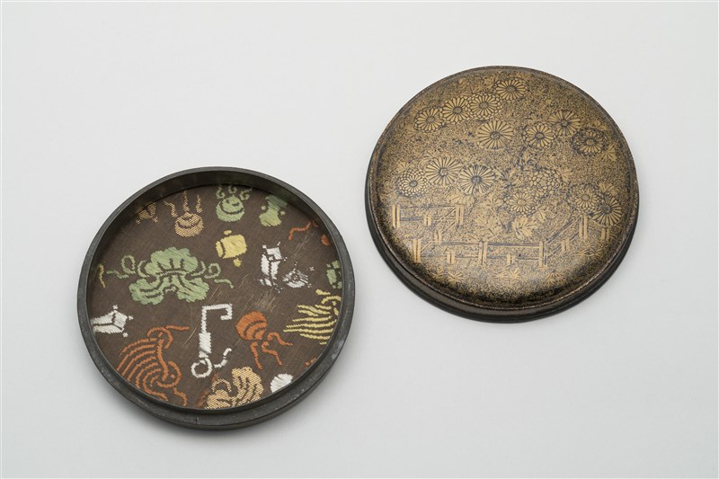 籬菊蒔絵香合（鏡箱） - MIHO MUSEUM