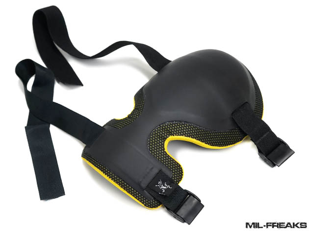 アークテリクス カーキ色ニーパッド 調整可能ストラップ付き