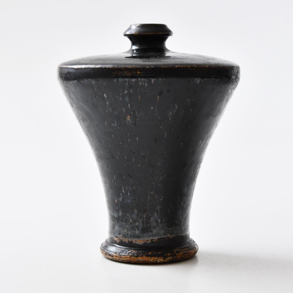 黒色地に青と白と茶の陶器花瓶 陶器製 伊賀黒狐